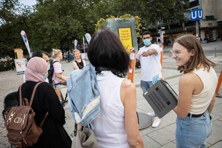 Menschen auf einem Platz in der Innenstadt. 